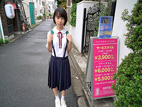 雪乃ちゃんの通学路はラブホテル街　粘着オジサンは毎日スカートに潜ってパンツをペロペロ舐めた後にご褒美をくれます　サンプル画像02